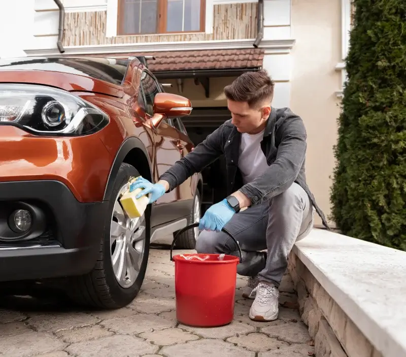 Lavage auto à domicile Saint-Ouen-sur-Iton : professionnel intervenant sur un véhicule